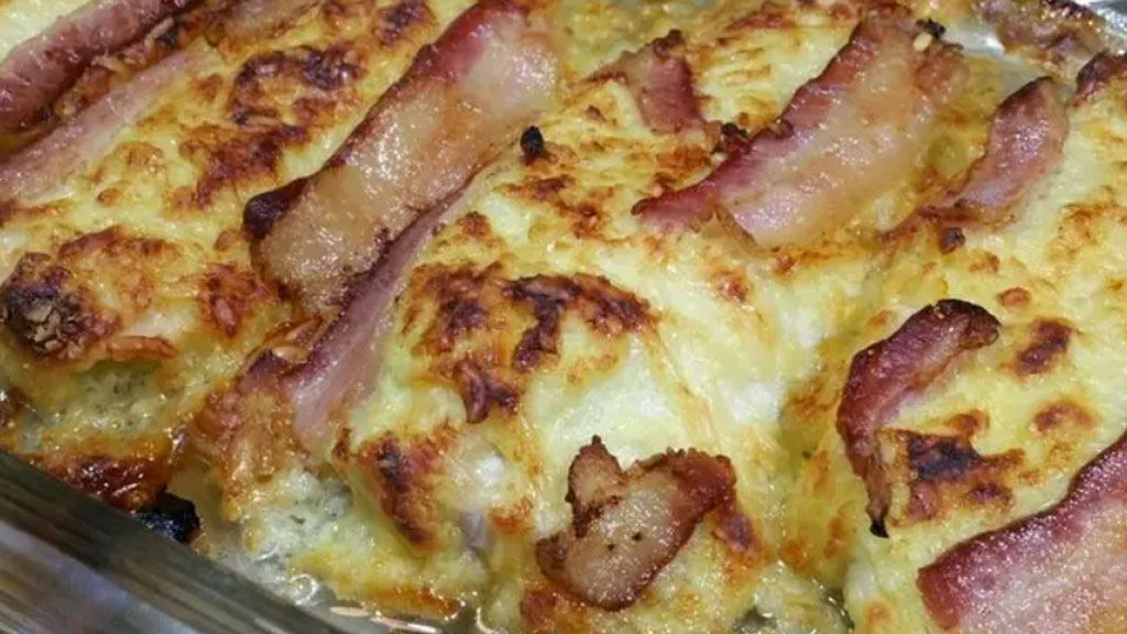 Filé de frango com bacon e queijo, ótimo acompanhamento para a sua refeição, faça hoje
